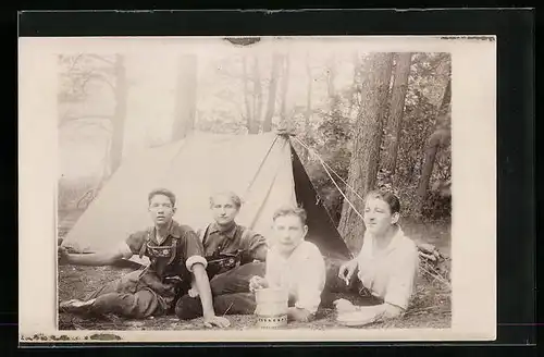 Foto-AK Knaben bei der Mahlzeit vorm aufgeschlagenen Zelt