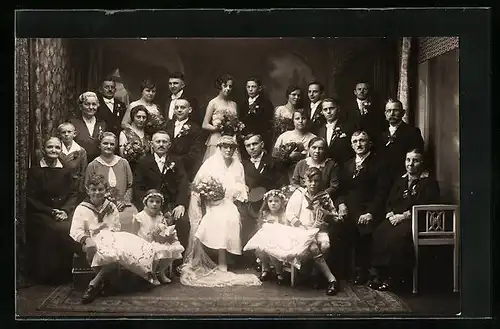 Foto-AK Gruppenaufnahme einer Hochzeitsgesellschaft