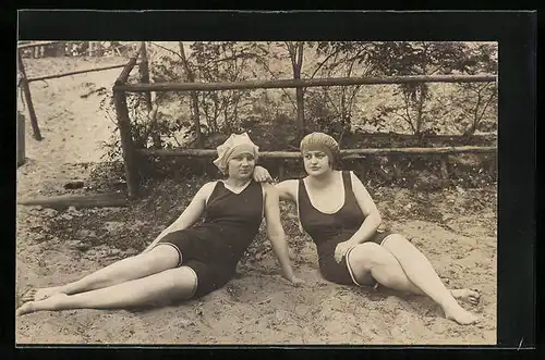 Foto-AK Zwei junge Frauen mit altertümlichen Badehauben