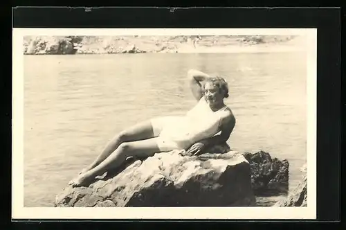Foto-AK Junge Dame posiert auf Felsen am Strand