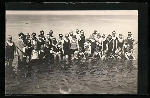 Foto-AK Gruppenaufnahme von Badeurlaubern am Meer