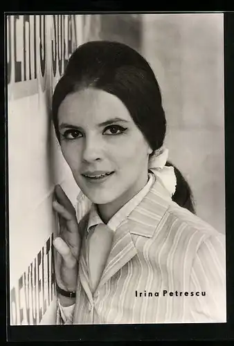 AK Schauspielerin Irina Petrescu in gestreifter Bluse