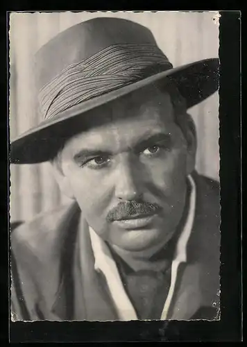 AK Schauspieler Bernhard Wicki mit schickem Hut