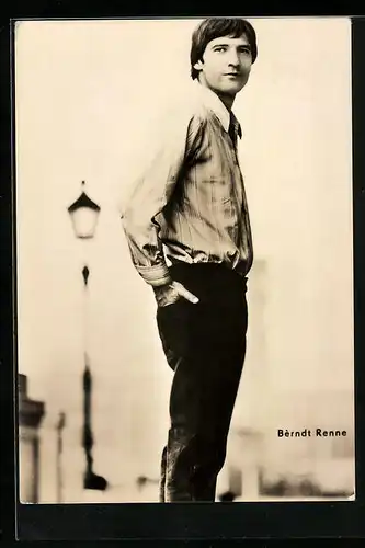 AK Schauspieler Berndt Renne mit den Händen in den Hosentaschen