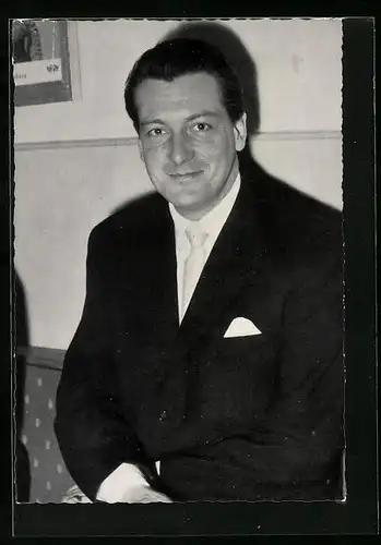 AK Schauspieler Carlos Thompson im schwarzen Anzug