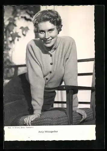 AK Schauspielerin Antje Weissgerber sitzend auf Stuhl mit breitem Lächeln