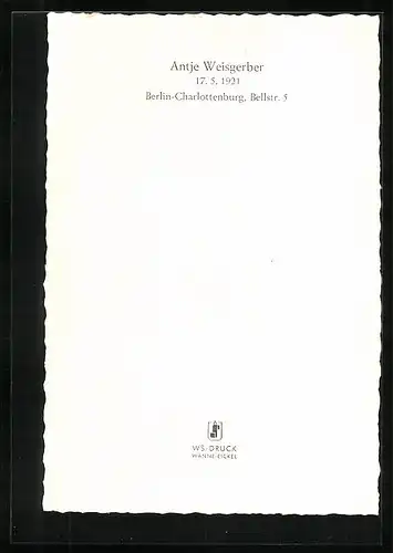 AK Schauspielerin Antje Weissgerber sitzend auf Stuhl mit breitem Lächeln