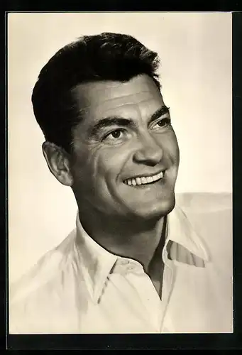 AK Schauspieler Jean Marais mit breitem Lächeln und weissem Hemd