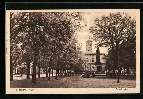 AK Storkow /Mark, Marktplatz mit Denkmal