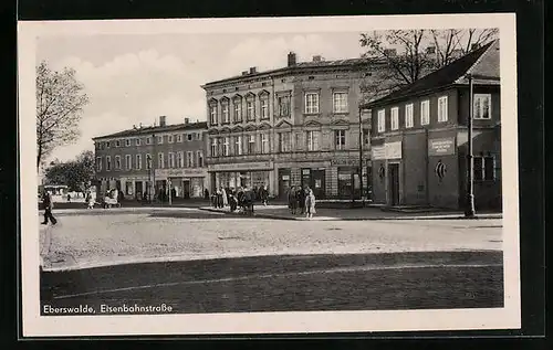 AK Eberswalde, Passanten in der Eisenbahnstrasse