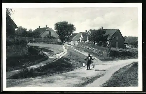 AK Keitum /Sylt, Friesenhäuser, Mann mit Joch