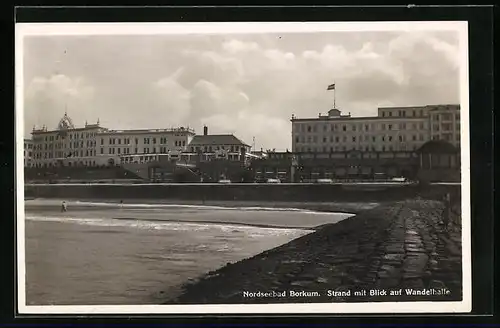 AK Borkum, Strand mit Blick auf die Wandelhalle