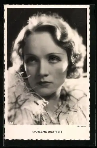 AK Schauspielerin Marlene Dietrich im Portrait mit Federboa