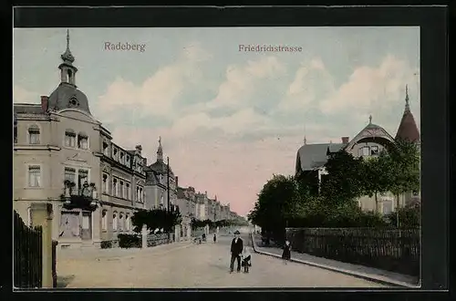 AK Radeberg, Passanten auf der Friedrichstrasse