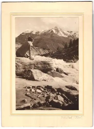 Fotografie unbekannter Fotograf, Ansicht Pitztal / Tirol, Wanderin an einem Gebirgsbach sitzend