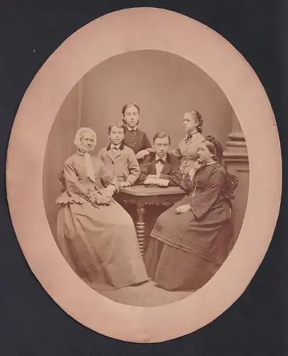 Fotografie unbekannter Fotograf und Ort, Grossmutter nebst Tochter & Enkelkindern im Foto-Atelier 1873