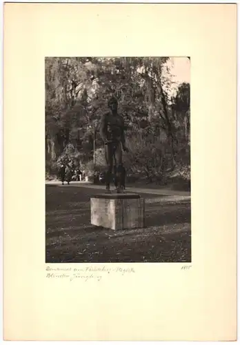 Fotografie unbekannter Fotograf, Ansicht Berlin-Steglitz, Statue - Denkmal Blinder Jüngling auf dem Fichteberg