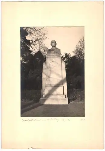 Fotografie unbekannter Fotograf, Ansicht Berlin-Steglitz, Denkmal - Büste Friedrich Paulsen auf dem Fichteberg