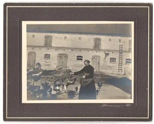 Fotografie Bauernhof, Bäuerin & Töchter füttern die Hühner auf dem Hof