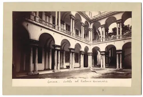 Fotografie unbekannter Fotograf, Ansicht Genua - Genova, cortile del Palazzo Universita