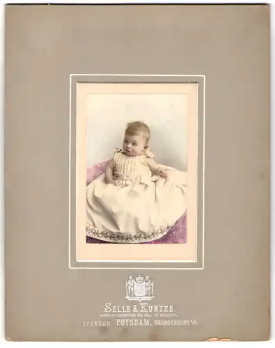 Fotografie Selle & Kuntze, Potsdam, Baby im Taufkleid 1895, koloriert