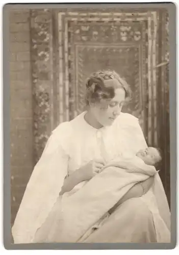 Fotografie unbekannter Fotograf und Ort, Portrait junge Mutter mit Baby kurz nach der Taufe