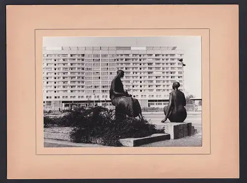 Fotografie unbekannter Fotograf, Ansicht Dresden, Statuen-Gruppe vor Neubaukomplex