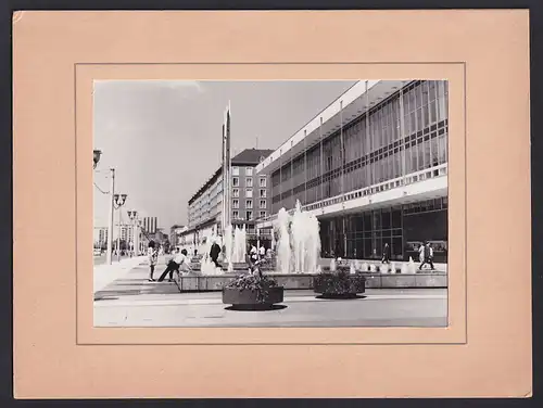 Fotografie unbekannter Fotograf, Ansicht Dresden, Kultur-Palast mit Springbrunnen