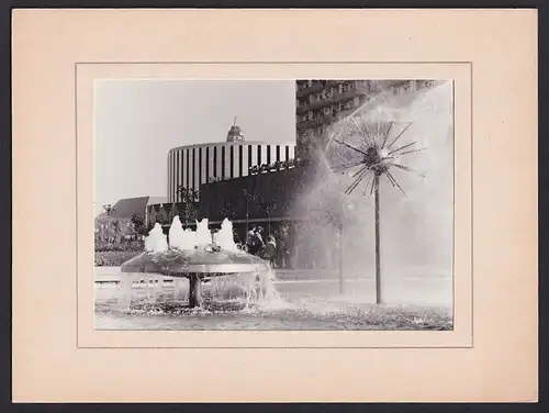 Fotografie unbekannter Fotograf, Ansicht Dresden, Kaufhaus mit Springbrunnen an der Prager Strasse