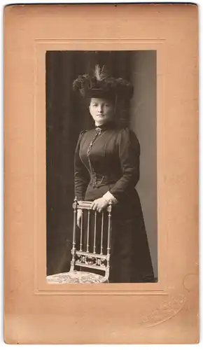 Fotografie Martin Herfeld, Dresden, Pragerstr. 7, elegante Dame mit Schmuck & modischem Hut