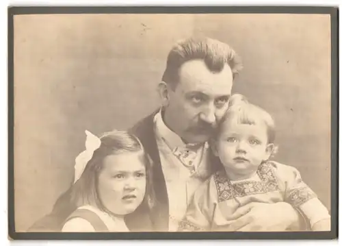 Fotografie unbekannter Fotograf und Ort, Familien-Portrait, Vater mit seinen Töchtern im Foto-Atelier 1911