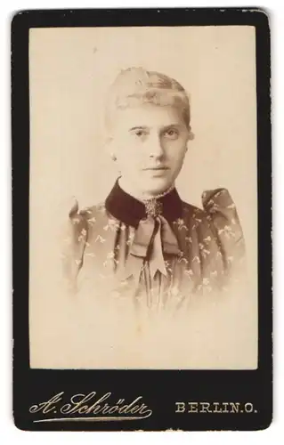 Fotografie A. Schröder, Berlin, Gr. Frankfurterstrasse 117, Dame in gemusterter Bluse