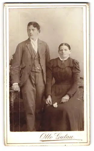 Fotografie Otto Gutau, Adlershof, Bismarck-Strasse 14a, Mutter und Sohn in Sonntagskleidung
