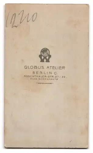 Fotografie Globus Atelier, Berlin, Rosenthaler-Strasse 27 /32, Dame im schwarzen Kleid nebst Stuhl