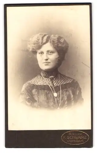Fotografie F. Schwarz, Potsdam, Brandenburgerstrasse 49 /52, Dame mit Mittelscheitel und gewelltem Haar