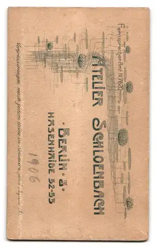 Fotografie Atelier Schloenbach, Berlin, Hasenheide 52 /53, Kleines Mädel in ihrem Sonntagskleid