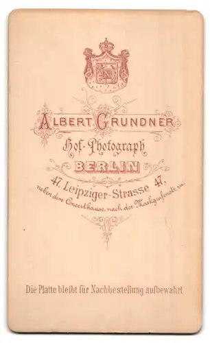 Fotografie Albert Grundner, Berlin, Leipziger Strasse 47, Dame mit Hochsteckfrisur und Medaillonhalskette