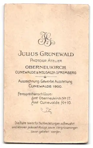 Fotografie Julius Grunewald, Oberneukirch, Kleinkind im zu grossen Gewand