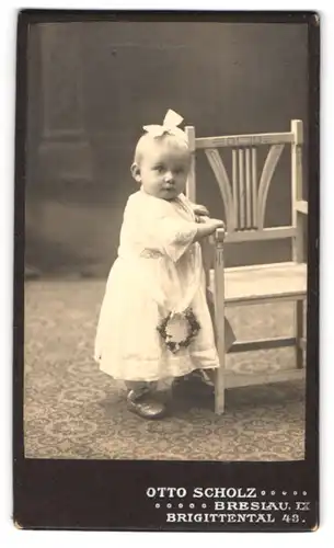 Fotografie Otto Scholz, Breslau, Kleines, blondes Mädchen mit Schleife im Haar