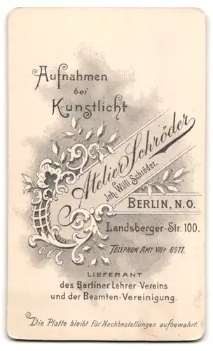 Fotografie Atelier Schröder, Berlin, Landsberger Strasse 100, Kleines Mädchen im kariertem Kleid