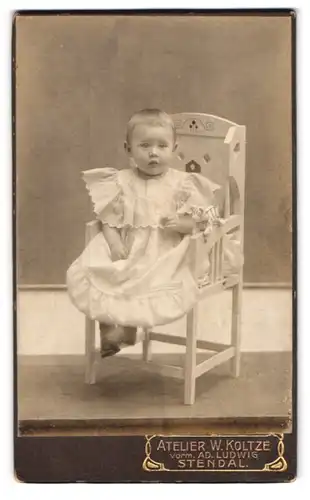 Fotografie W. Koltze, Stendal, Kleines Mädchen im Holzstuhl sitzend