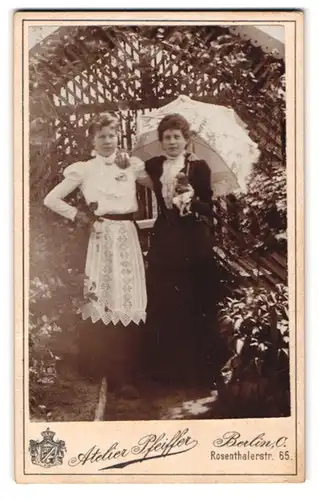 Fotografie Atelier Pfeiffer, Berlin, Rosenthalerstrasse 65, Frauen mittleren Alters im Rosengarten