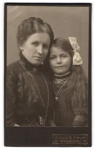 Fotografie Julius Palm, Tangermünde, Albrechtstrasse, Stolze Mutter mit kleiner Tochter