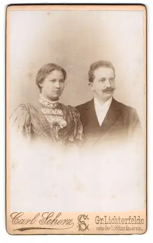 Fotografie Carl Scherz, Gr. Lichterfelde, Dame im gemusterten Kleid mit Mann