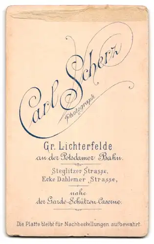 Fotografie Carl Scherz, Gr. Lichterfelde, Dame im gemusterten Kleid mit Mann