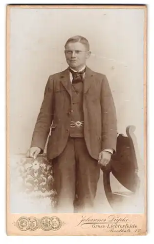 Fotografie Johannes Lüpke, Gross-Lichterfelde, Boothstrasse 1a, Junger Mann im Anzug