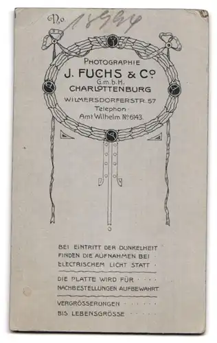 Fotografie J. Fuchs & Co., Charlottenburg, Wilmersdorferstrasse 57, Knabe im Matrosenanzug mit Spielzeug-Reifen