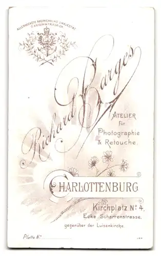 Fotografie Richard Barges, Charlottenburg, Kirchplatz 4, Gutaussehender Jüngling mit weisser Fliege