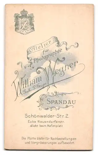 Fotografie William Wegner, Spandau, Schönwalderstrasse 2, Kleinkind auf Stuhl nebst Blumenkorb