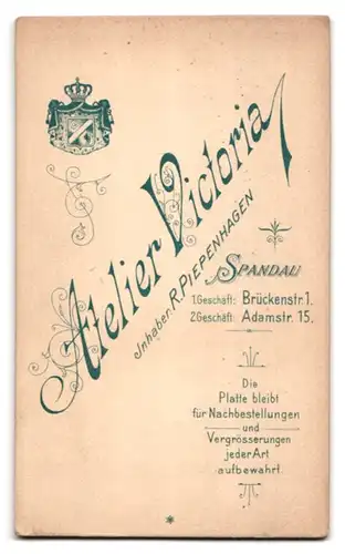 Fotografie Atelier Victoria, Spandau, Brückenstrasse 1, Hübsches Mädchen im Garten